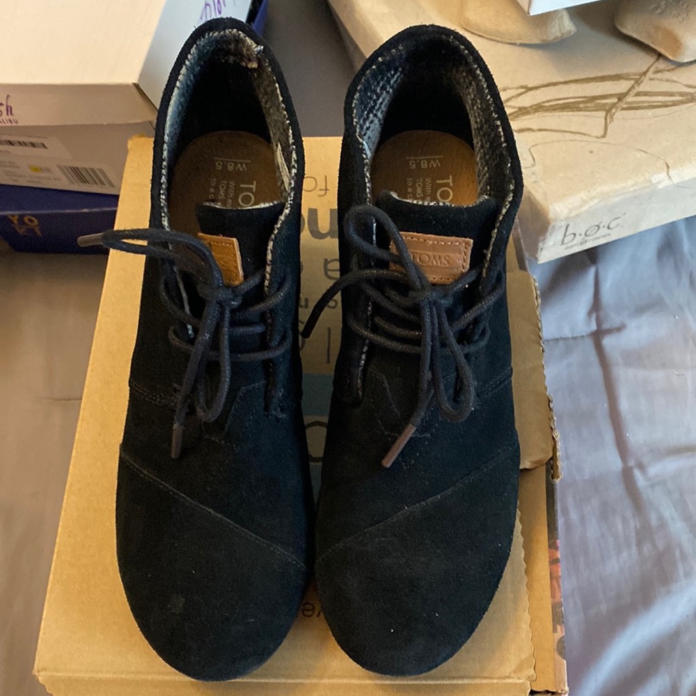 Toms size 8.5 black suede wedge booties